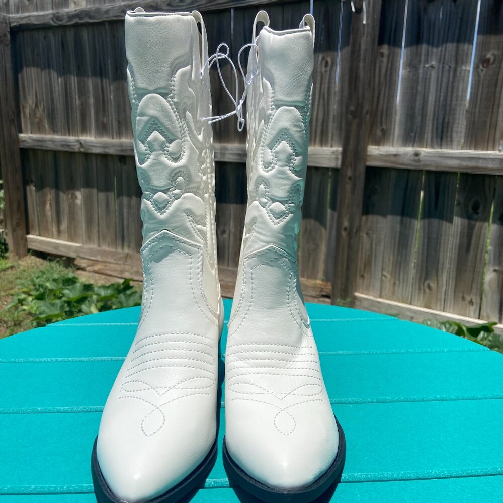 NWT women's white SODA cowboy/cowgirl boots with stitched pattern. Size 7.5 M. - Picture 3 of 7